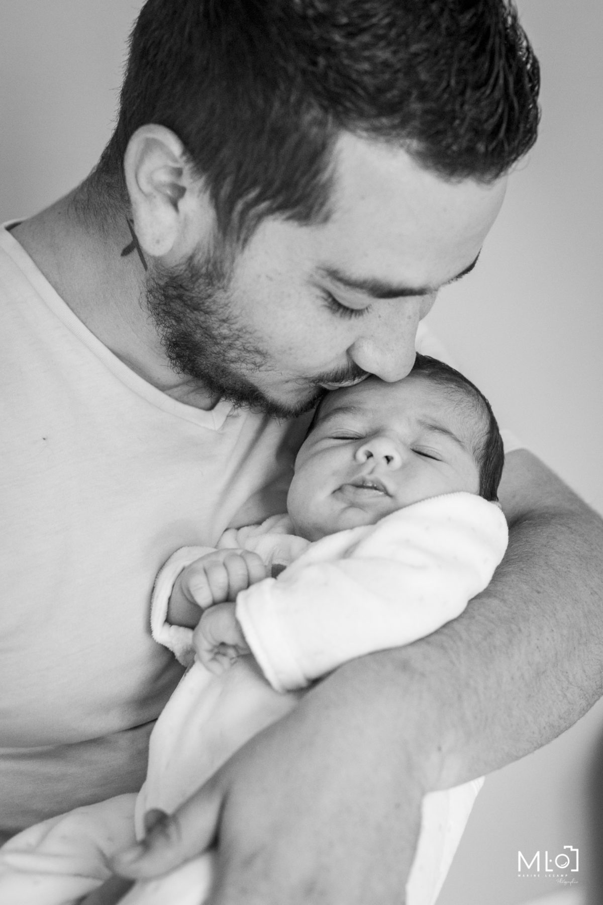Photo en noir et blanc portrait d'un père et son bébé