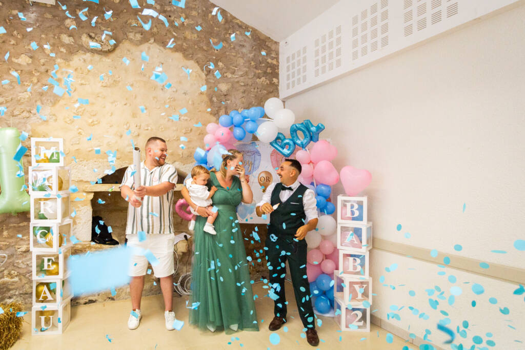 Un ballon qui éclate plein de confettis bleu, ce sera un garçon. 