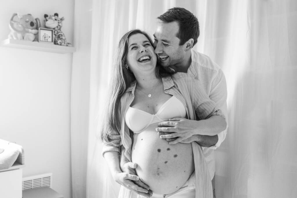 couple femme enceinte riant