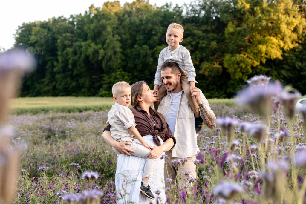 Séance photo grossesse en famille au coucher du soleil en Charente.