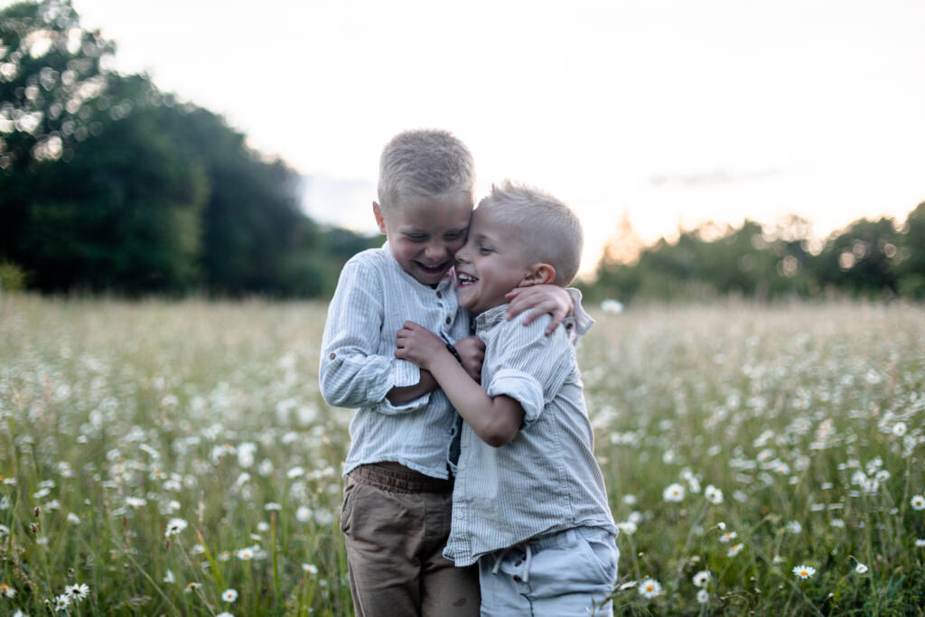 Les enfants rigolent et jouent ensemble
