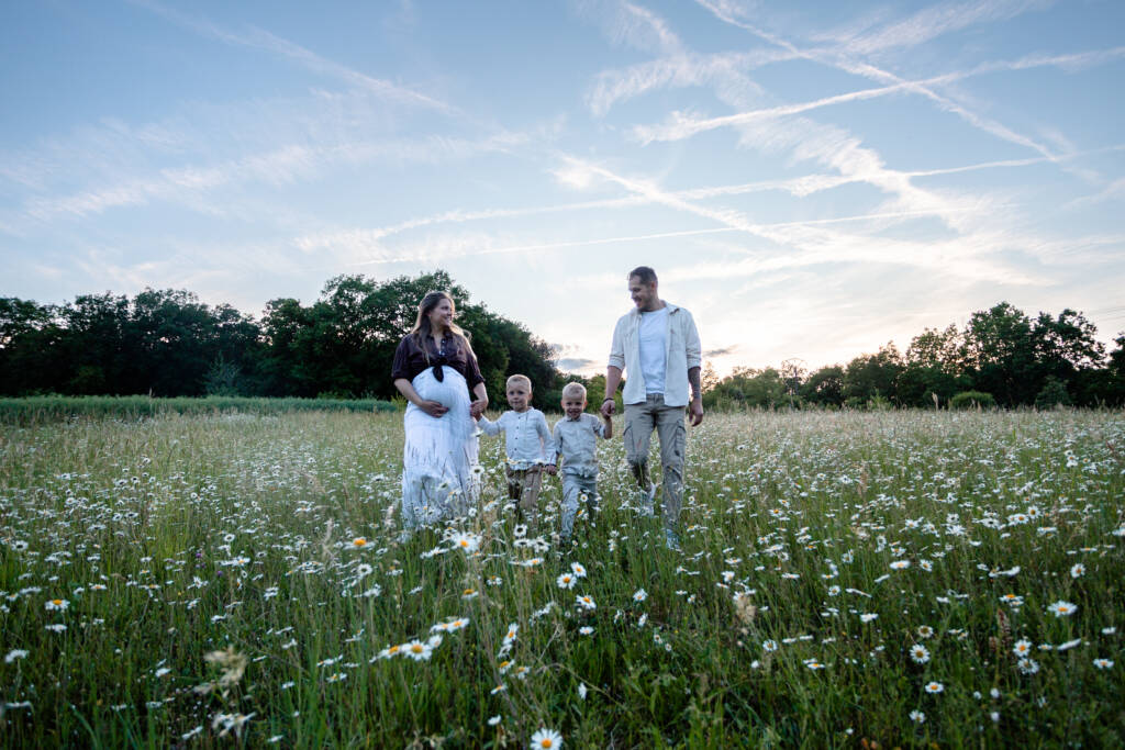 La famille entrain de marcher