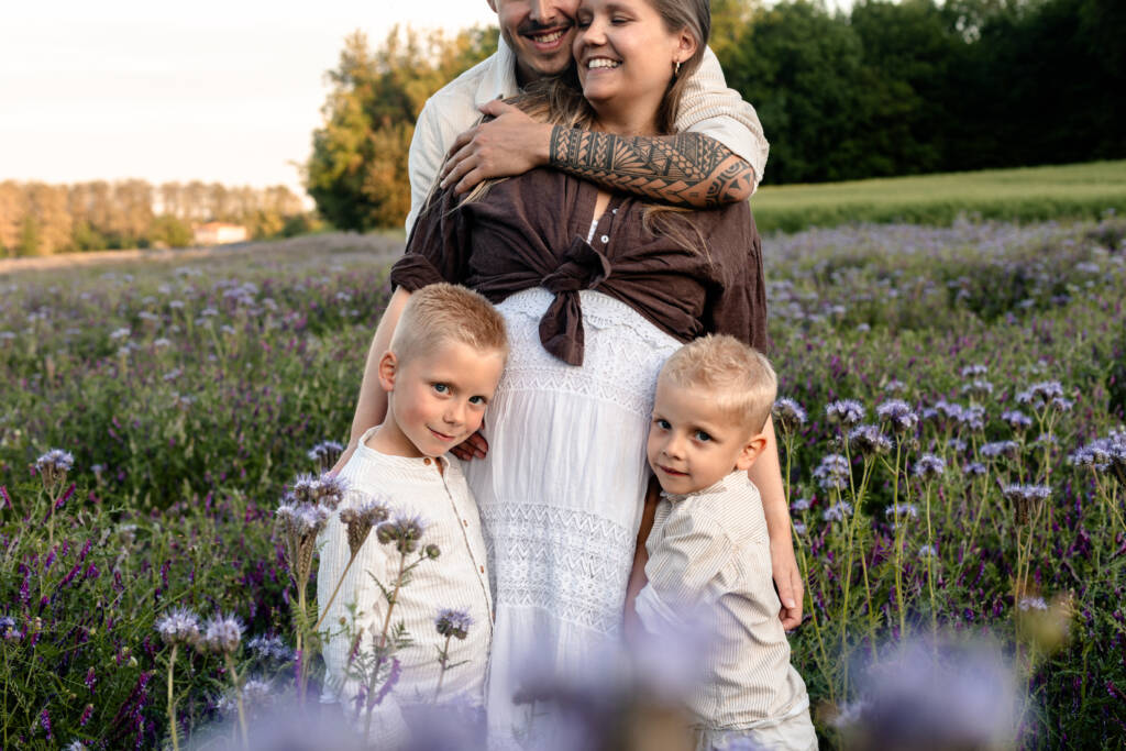 Future maman entourée de son conjoint et de ses deux enfants lors d'une séance photo grossesse à Angoulême.